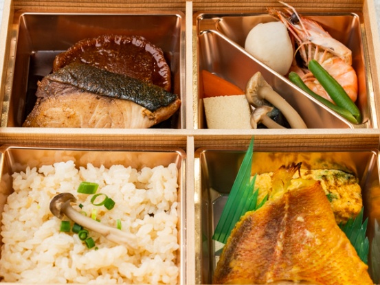 【500mlペット茶付き】炊き込みご飯とぶり大根弁当（アコウダイ西京焼き&煮物）