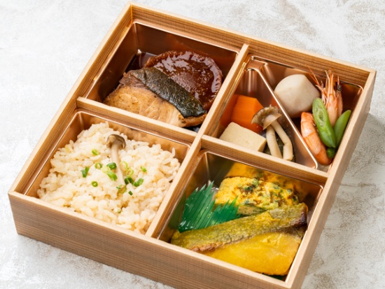 【500mlペット茶付き】炊き込みご飯とぶり大根弁当（銀ヒラス西京焼き&煮物）