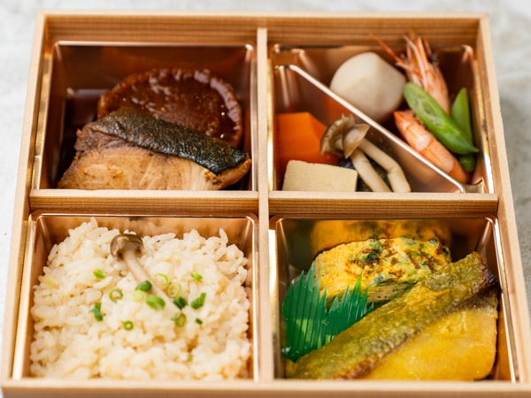 【500mlペット茶付き】炊き込みご飯とぶり大根弁当（銀ヒラス西京焼き&煮物）