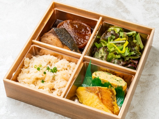 【500mlペット茶付き】炊き込みご飯とぶり大根弁当（アコウダイ西京焼き&サラダ）