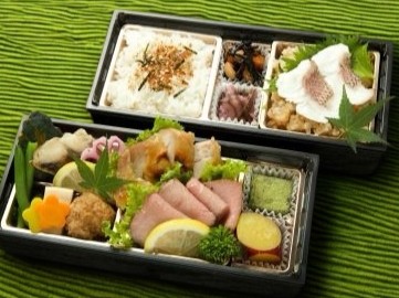 ローストビーフと焼き鶏と鯛めしの懐石重