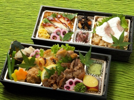 牛焼肉と焼き鶏とうな丼と鯛めしの懐石重