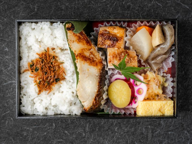 塩鮭とすき焼きの幕の内御膳