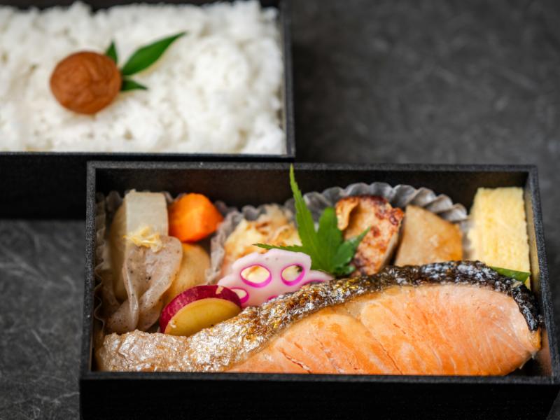 鮭と鶏塩麴焼きの二段御膳