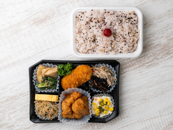 8種の副菜と鶏の唐揚げ2段弁当