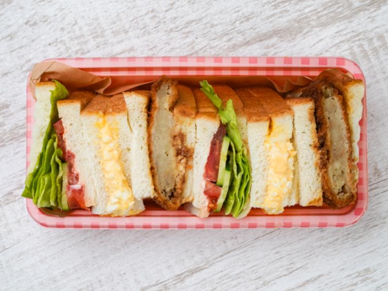 みんな大好き！トリオサンド（トマト・たまご・コロッケ）