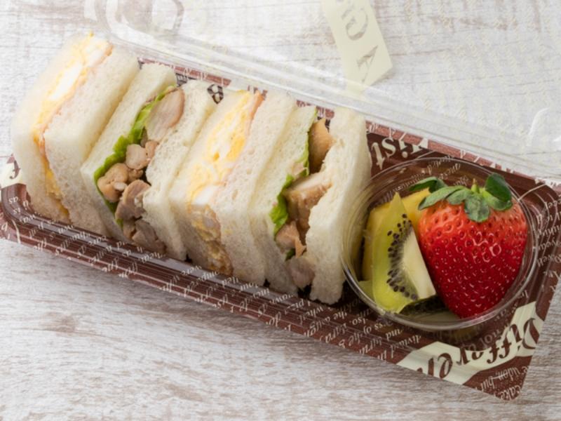 【2種サンド・フルーツ添え】たまごハム＆照り焼き