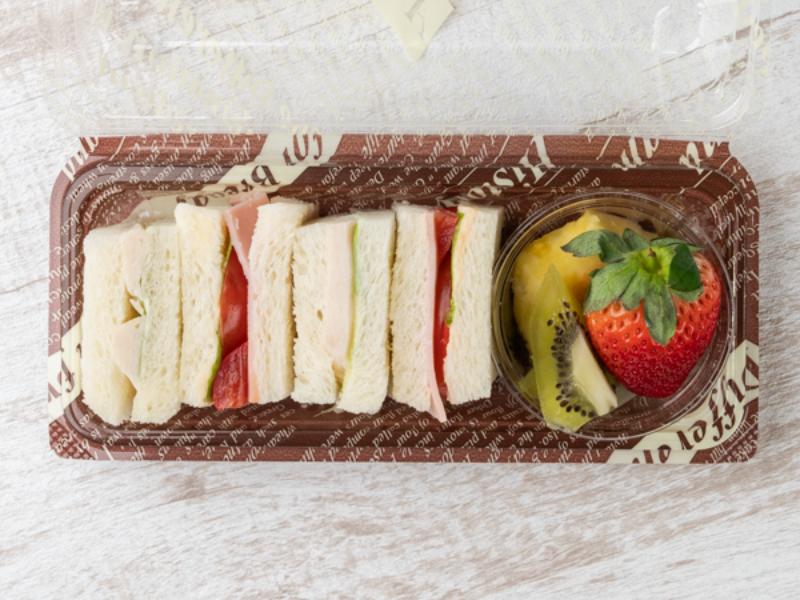 【2種サンド・フルーツ添え】サラダチキン＆BLT