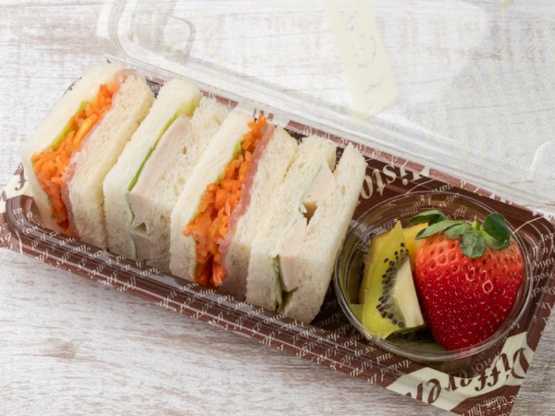 【2種サンド・フルーツ添え】サラダチキン＆生ハムとニンジンラぺ
