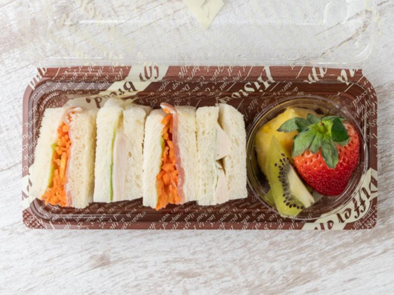 【2種サンド・フルーツ添え】サラダチキン＆生ハムとニンジンラぺ