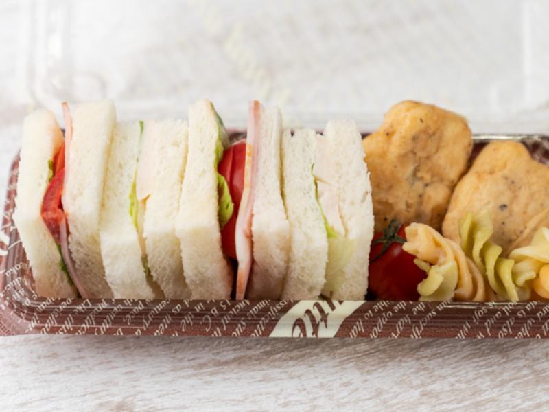 【2種サンド・ナゲット＆マカロニ添え】サラダチキン＆BLT