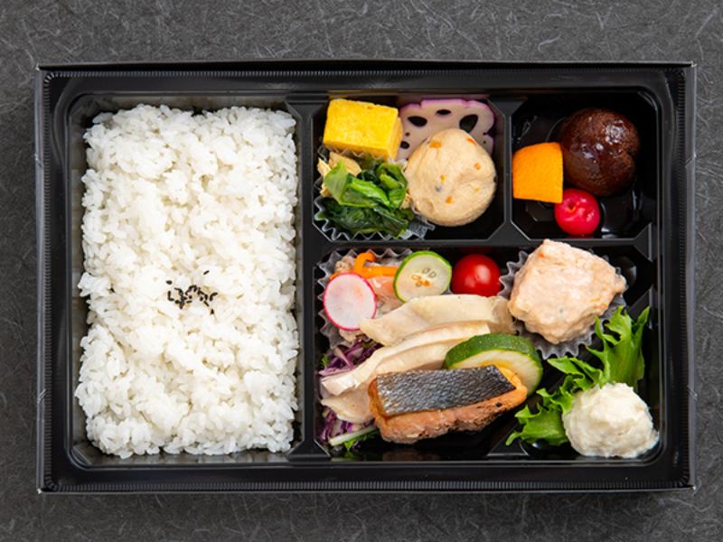 鮭の西京焼きと柚子胡椒蒸し鶏の色彩弁当