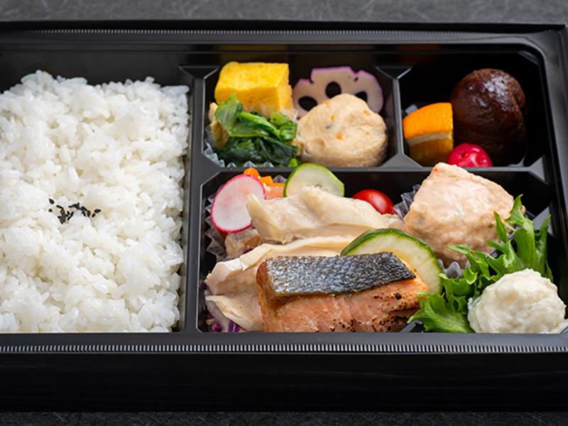 鮭の西京焼きと柚子胡椒蒸し鶏の色彩弁当