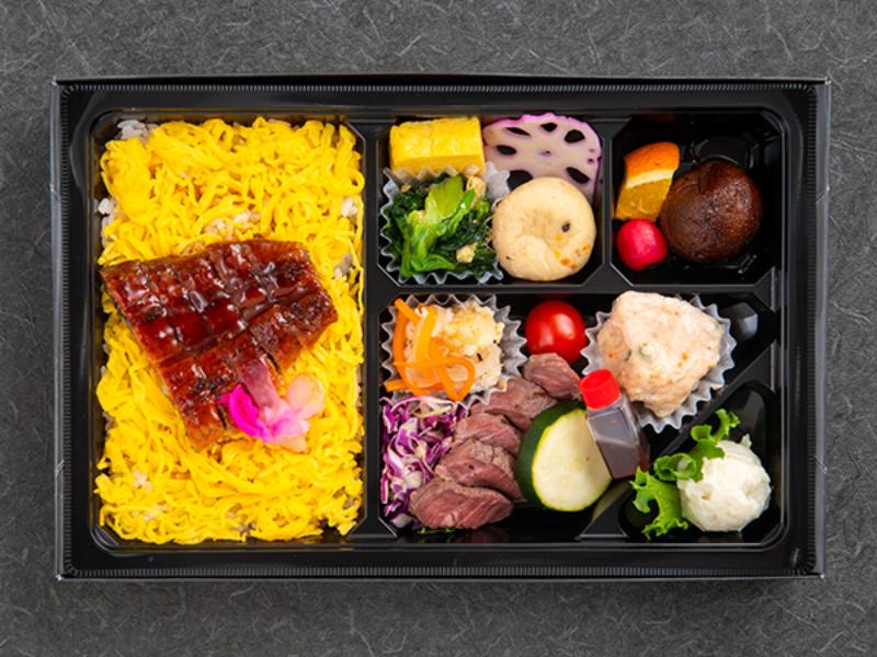うなぎの蒲焼きとステーキの色彩弁当