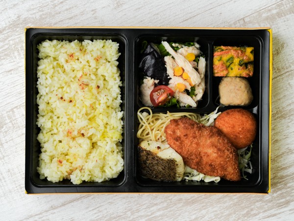 お魚の香草焼きと魚のフライ弁当