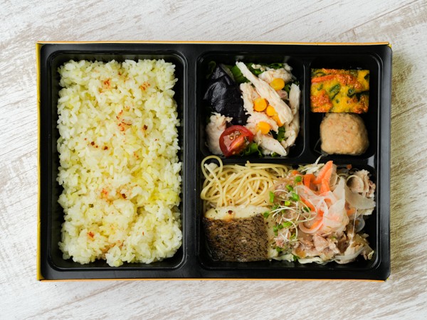 お魚の香草オイル焼きとポークソテー弁当