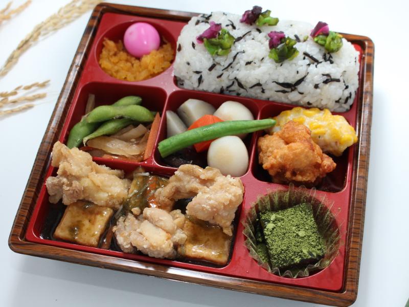 【特製】鶏のから揚げ〜岩海苔の餡をかけて〜（ひじきごはん）