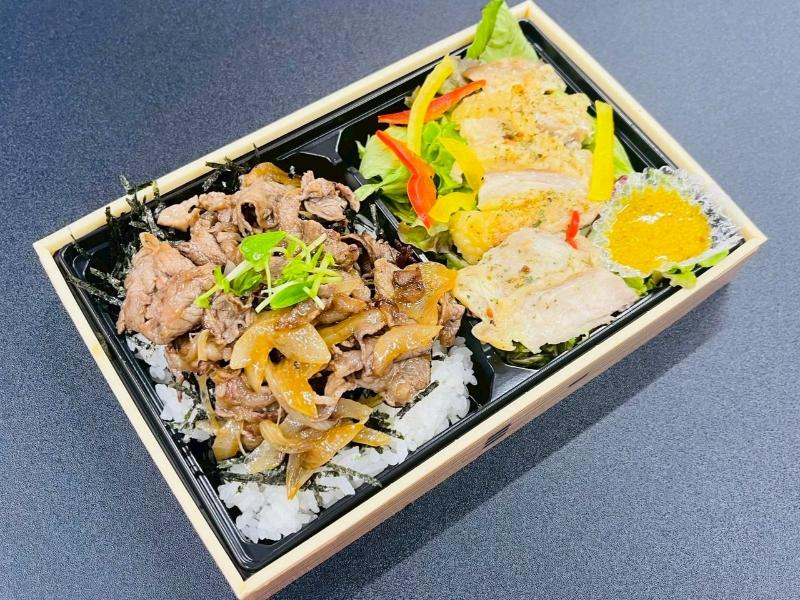 牛焼肉重＆チキンステーキサラダお弁当