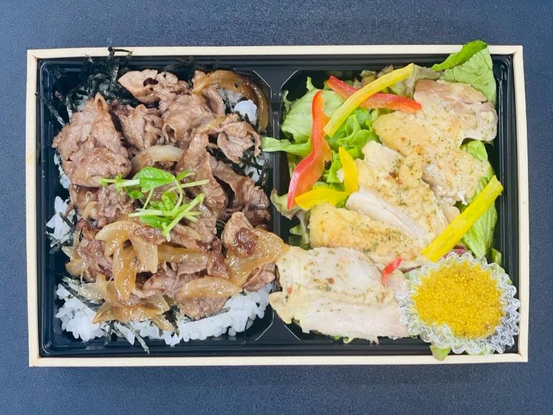 牛焼肉重＆チキンステーキサラダお弁当