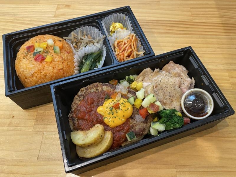 トマトチーズハンバーグ×チキンステーキ二段重