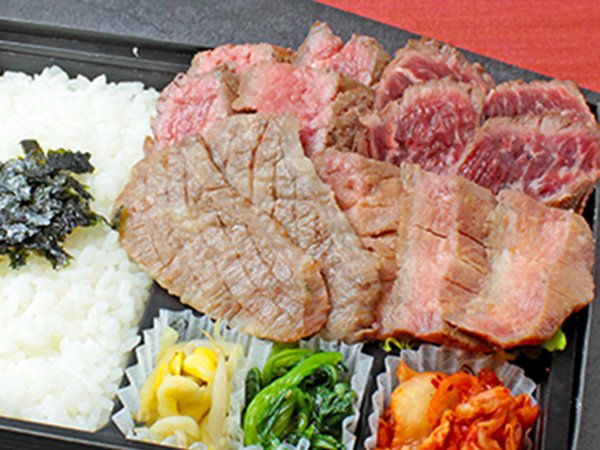焼肉すだくの4種盛り（近江牛カルビ、牛たん、牛ハラミ、シンタマステーキ）