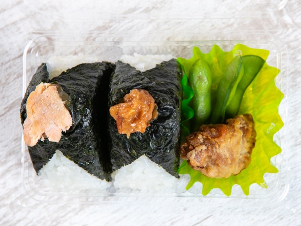 【お結び2種＋米粉の揚げない唐揚げセット】北海道産焼き塩鮭(無添加)&紀州南高梅(無着色)