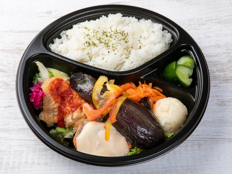 銀鮭のグリル クリームソース＆国産鶏ももグリル トマトソースと8種の彩り副菜弁当