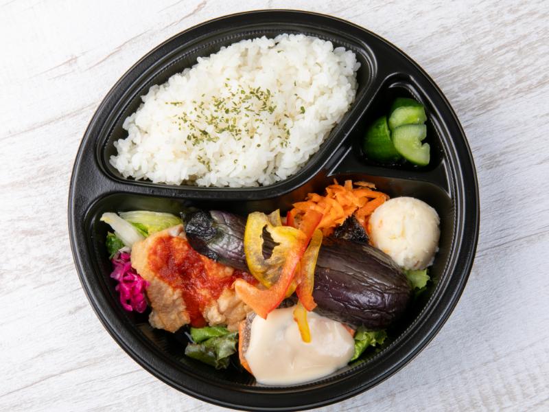 銀鮭のグリル クリームソース＆国産鶏ももグリル トマトソースと8種の彩り副菜弁当