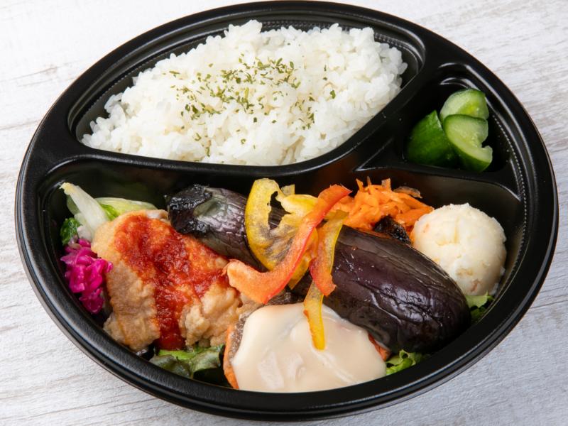 銀鮭のグリル クリームソース＆国産鶏ももグリル トマトソースと8種の彩り副菜弁当