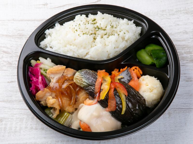 銀鮭のグリル クリームソース＆国産鶏ももグリル 和風玉ねぎソースと8種の彩り副菜弁当