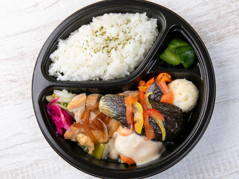 銀鮭のグリル クリームソース＆国産鶏ももグリル 和風玉ねぎソースと8種の彩り副菜弁当