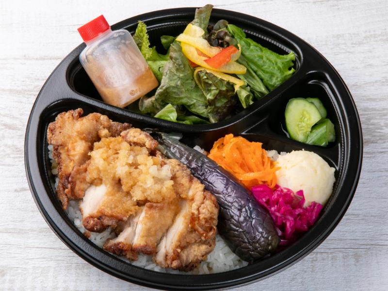 国産鶏の竜田揚げおろしポン酢と7種の彩り副菜弁当～サラダ(自家製ドレッシング)付き～