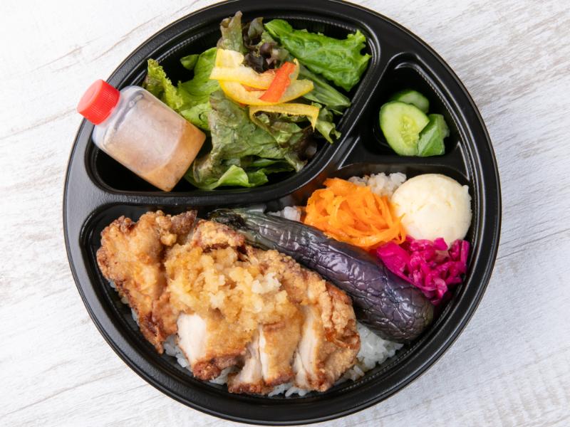 国産鶏の竜田揚げおろしポン酢と7種の彩り副菜弁当～サラダ(自家製ドレッシング)付き～