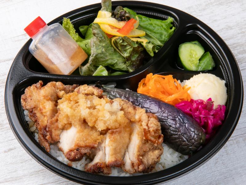 国産鶏の竜田揚げおろしポン酢と7種の彩り副菜弁当～サラダ(自家製ドレッシング)付き～