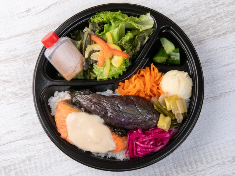 銀鮭のグリル クリームソースと7種の彩り副菜弁当～サラダ(自家製ドレッシング)付き～