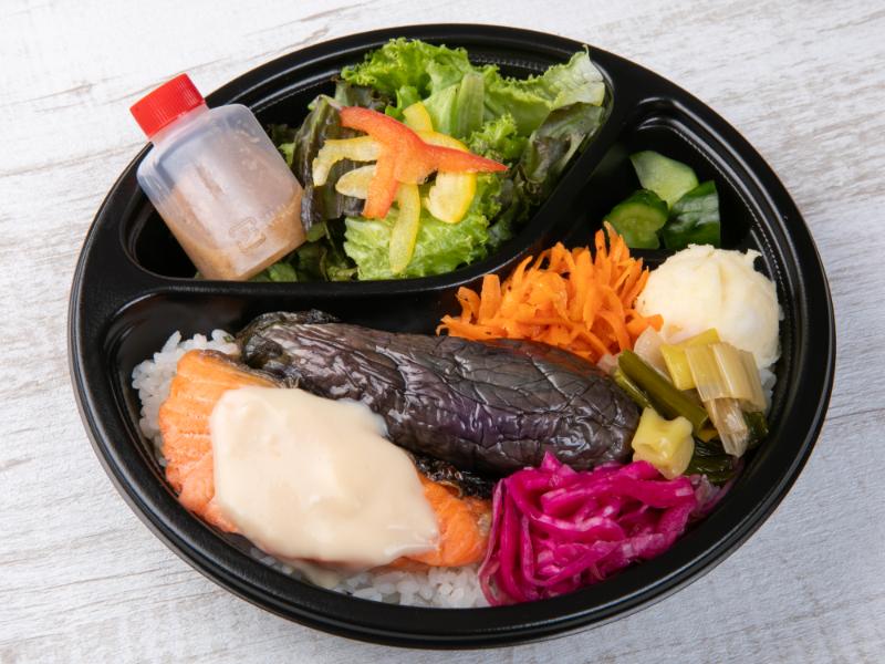 銀鮭のグリル クリームソースと7種の彩り副菜弁当～サラダ(自家製ドレッシング)付き～