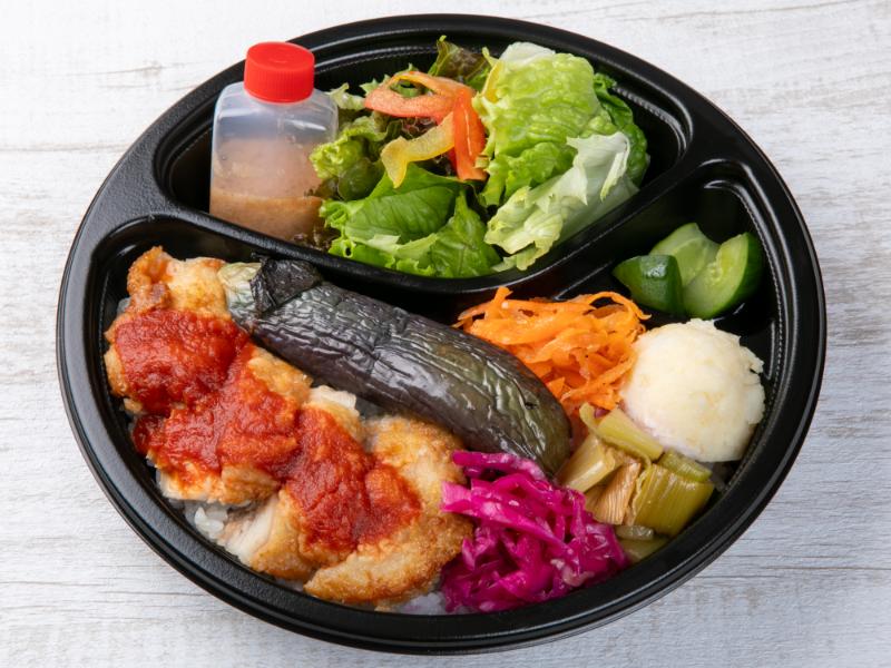 国産鶏ももグリル トマトソースと7種の彩り副菜弁当～サラダ(自家製ドレッシング)付き～