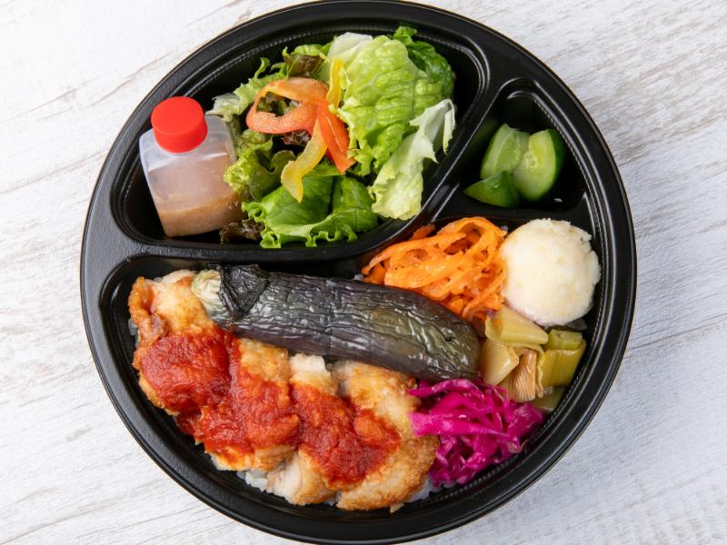 国産鶏ももグリル トマトソースと7種の彩り副菜弁当～サラダ(自家製ドレッシング)付き～