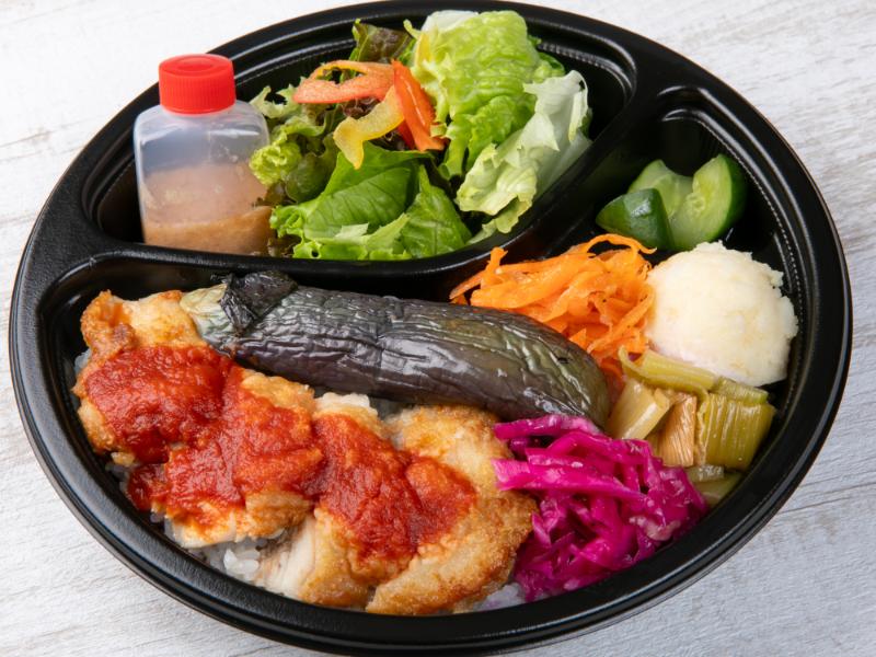 国産鶏ももグリル トマトソースと7種の彩り副菜弁当～サラダ(自家製ドレッシング)付き～