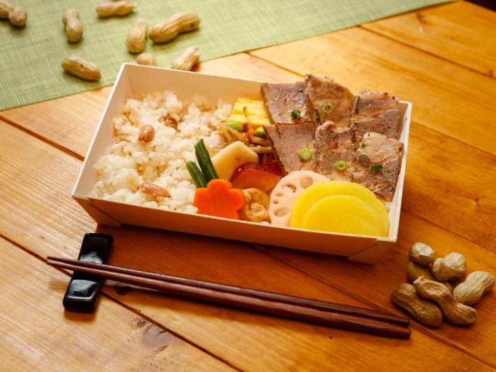 落花生ご飯と味噌漬け焼き豚弁当