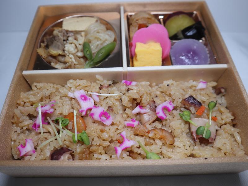 牛すき焼きの海鮮炊き込みご飯弁当