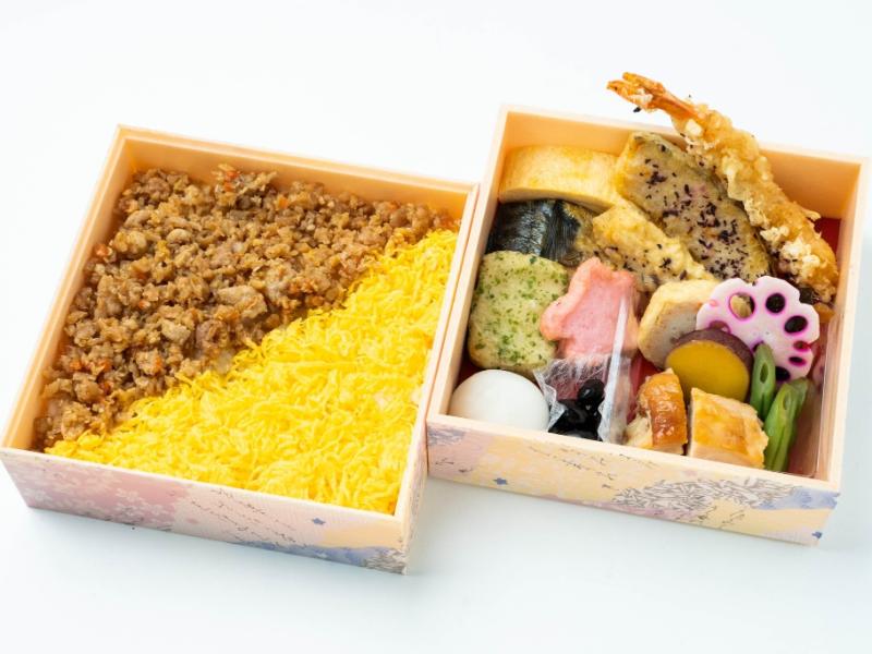 鶏そぼろ重の二段弁当