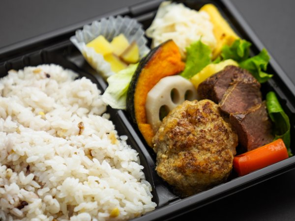 豆腐入り手ごねハンバーグと牛ステーキの十六穀ご飯弁当