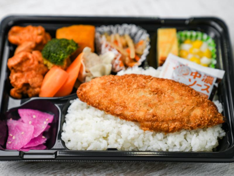 7種類おかず弁当（白身フライ・唐揚げ）