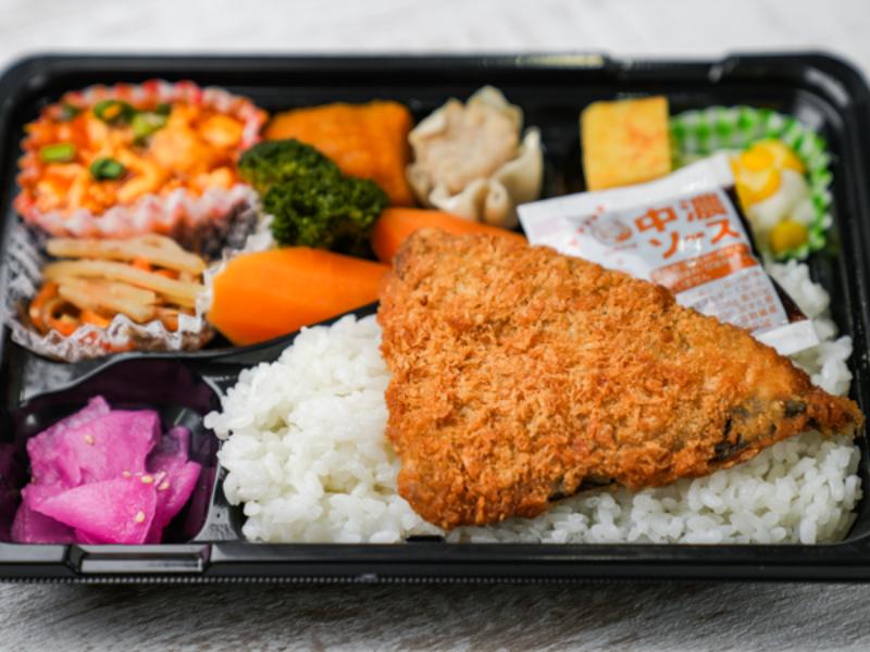 7種類おかず弁当（アジフライ・エビチリ）