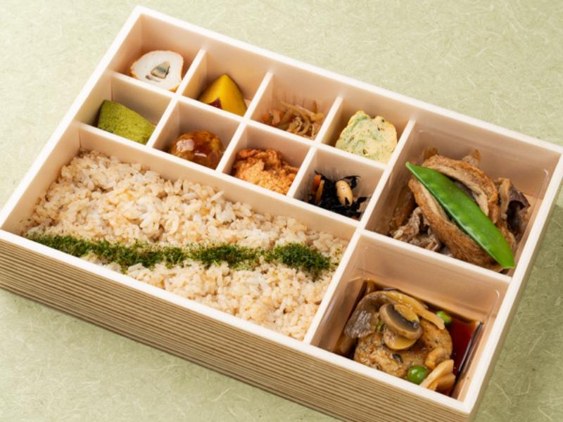 おかかご飯とごぼうつくねハンバーグの彩り御膳