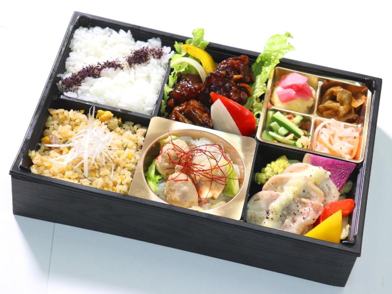 黒酢鶏と煮込み豚団子弁当