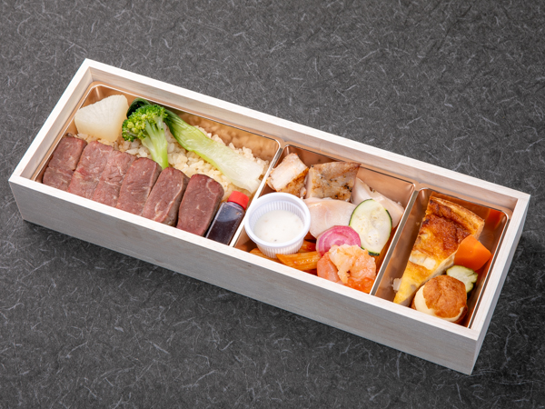 【500mlペット茶付き】サーロインステーキ重の肉尽くし弁当