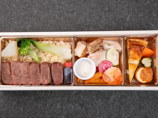 【500mlペット茶付き】サーロインステーキ重の肉尽くし弁当