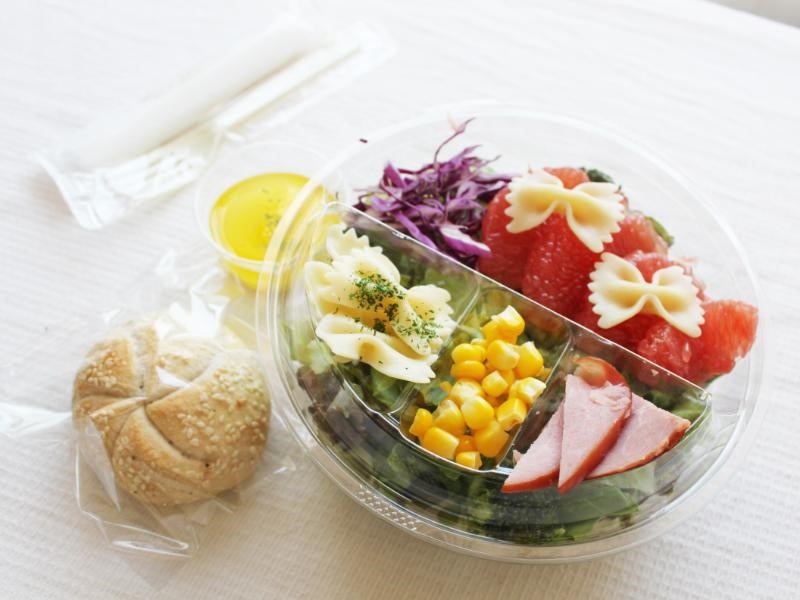 たっぷり！彩色サラダ御膳！鴨パストラミとパプリカのたっぷり！彩色サラダ＆プチバケット